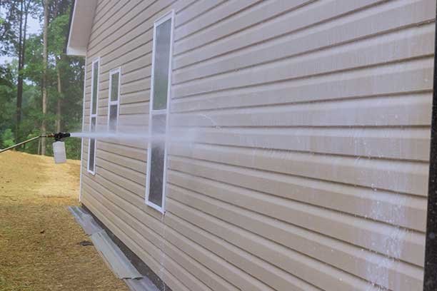 Maintenance services for washing siding houses